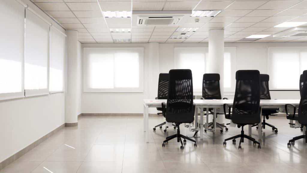Cadeiras vazias, mostrando o efeito da absenteísmo em ambientes corporativos.