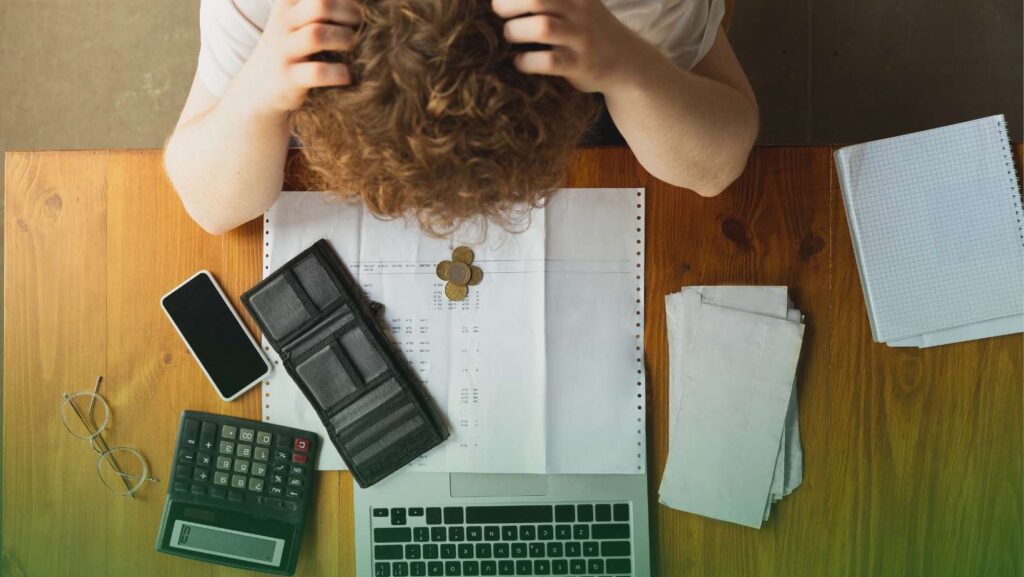 Esta poderosa foto captura a expressão de uma mulher que enfrenta o estresse financeiro e a pressão das dívidas. Seus olhos refletem a preocupação e o peso que essas dificuldades financeiras podem trazer. No entanto, essa imagem também é um lembrete de que é possível superar o estresse financeiro e transformar esses desafios em oportunidades de crescimento e estabilidade.