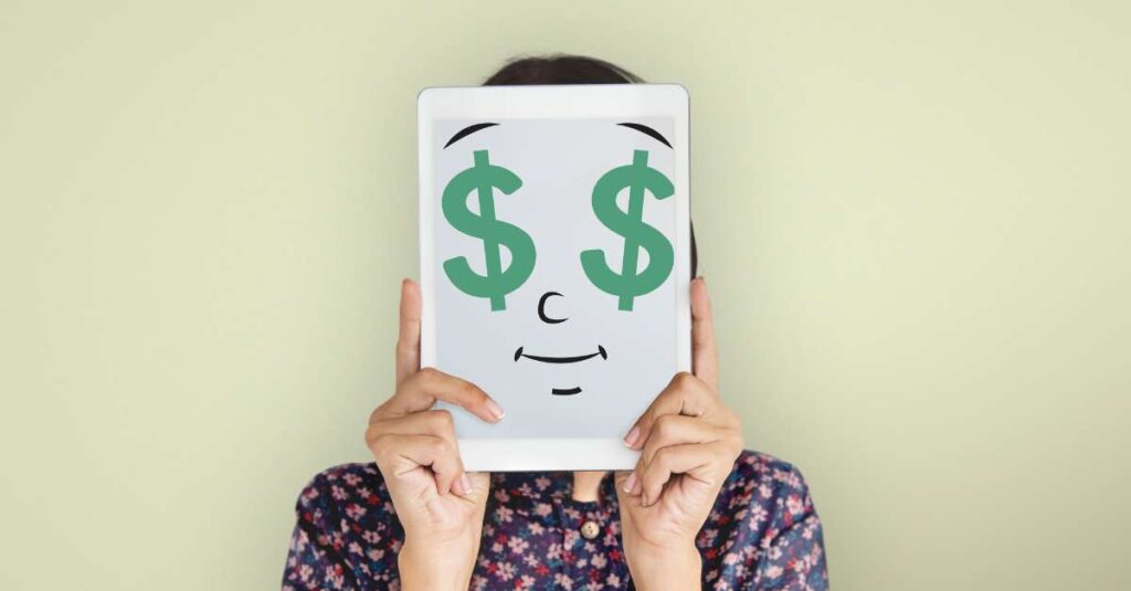 Mulher coloca página com ilustração com rosto e olhos em formato de cifrão, fazendo alusão à importância do dinheiro na saúde mental.