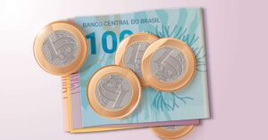 Imagem com notas de reais e moedas, representando o objetivo do Programa Desenrola Brasil: ajudar o brasileiro a sair do excesso de dívidas.