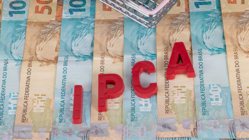 Imagem com dinheiro ao fundo e a palavra IPCA em cima, enfatizando sobre a inflação IPCA brasileira.
