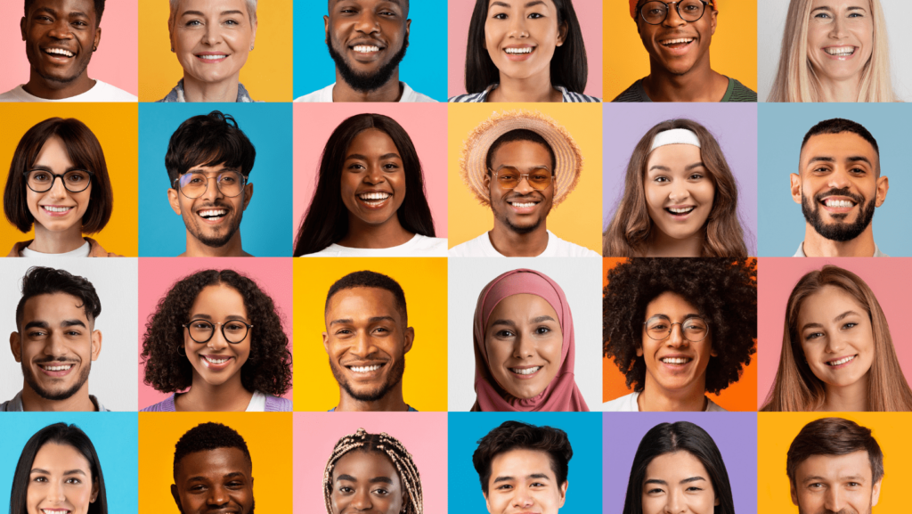Imagem com várias pessoas sorrindo, conectando ao tema do artigo: Diversidade.
